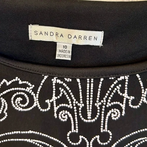 **HOST PICK** Black and white textured design size 10 - Picture 7 of 7